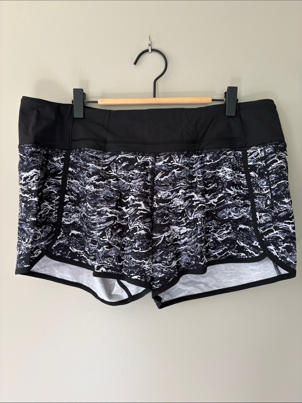 Lululemon Run Time Short 4” Size 12 Nami Wave Black White Athletic Gym Workout